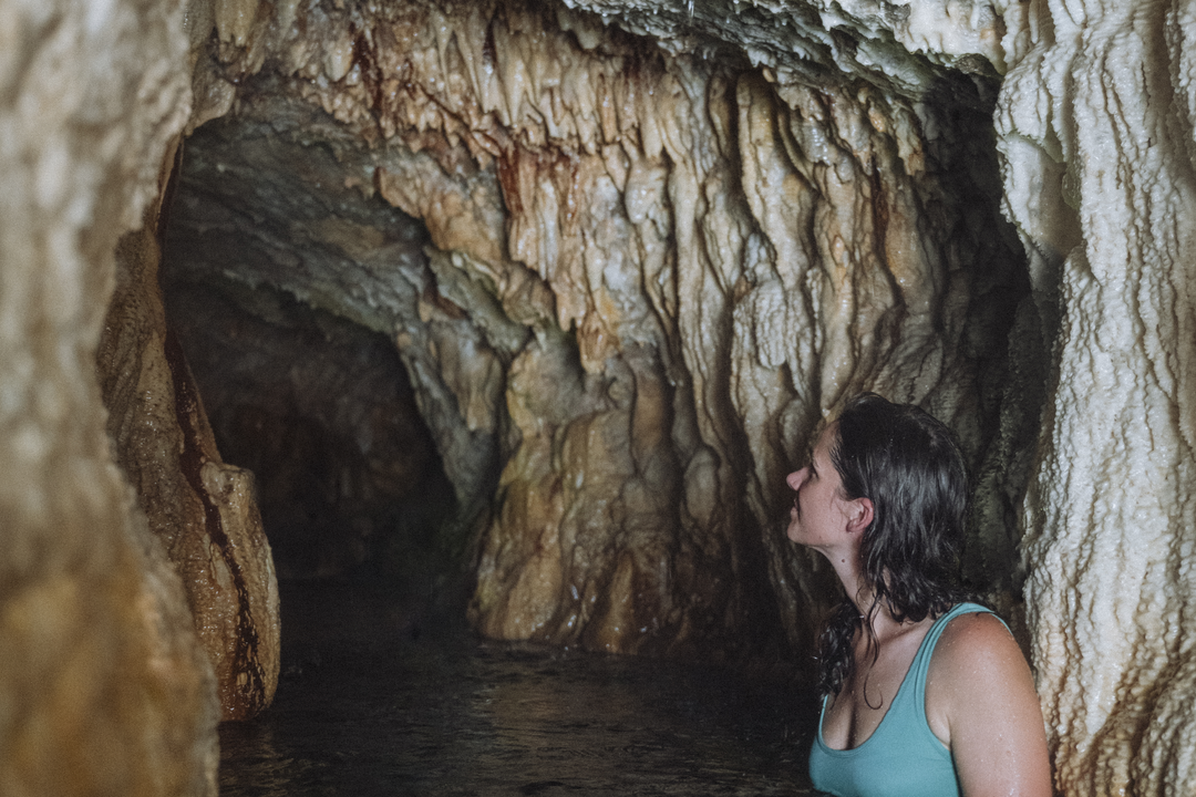 L'évasion ultime: S'immerger dans les profondeurs tranquilles d'une grotte thermale